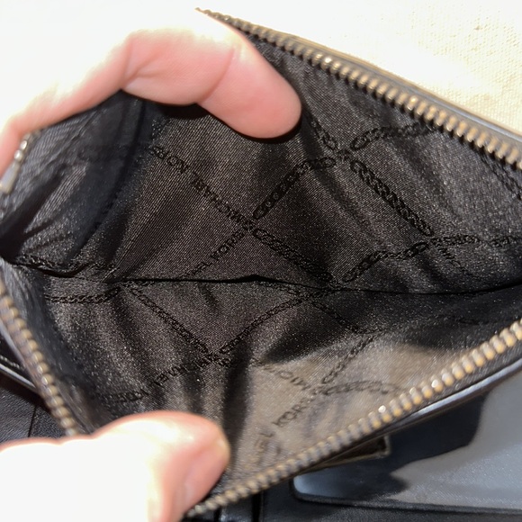 NWOT micheal kors monogrammed black and white wristlet wallet so fine 7 card - Picture 5 of 9